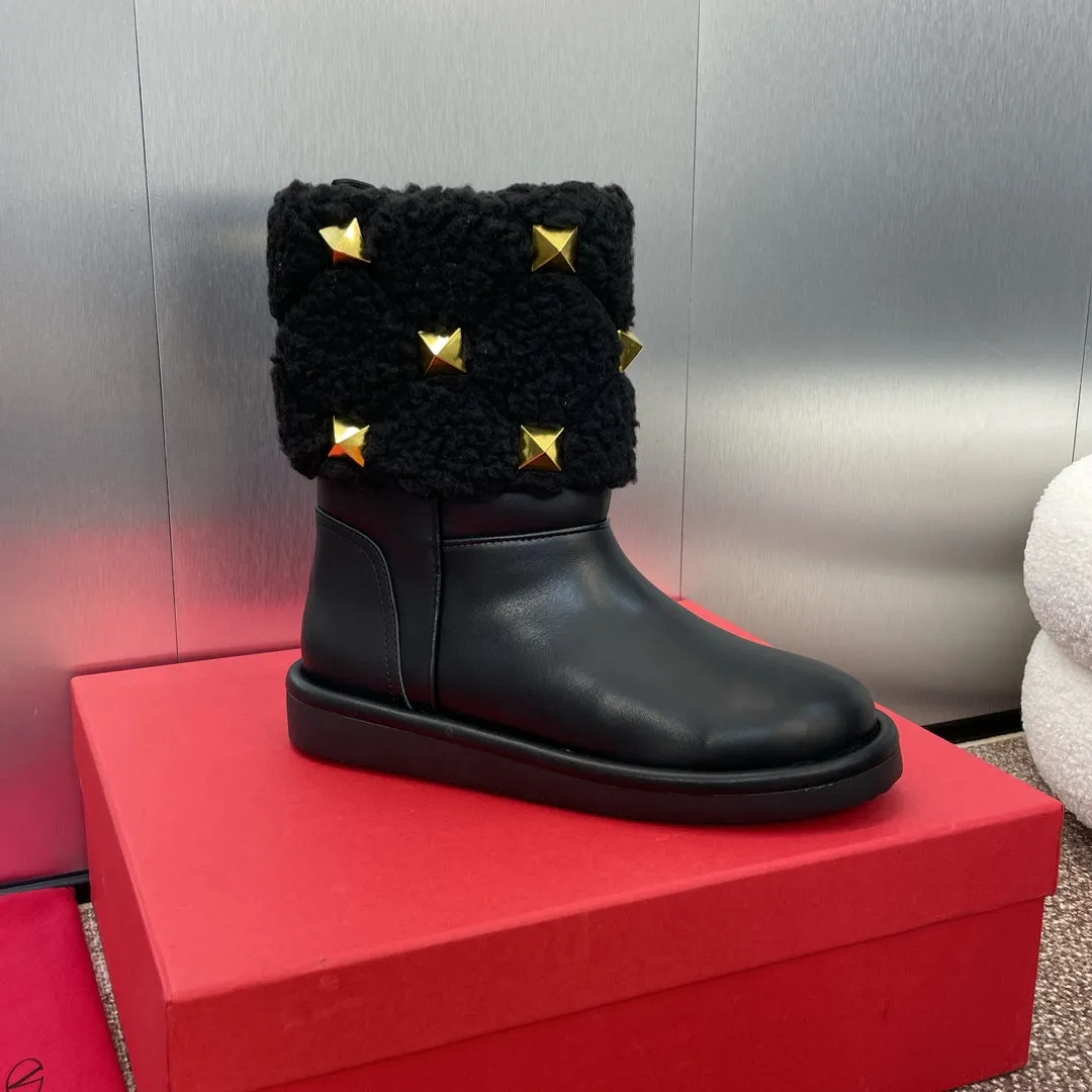 ANKLE STUDDED BOOTS IN BLACK CALFSKIN AND SHEARLING LINING