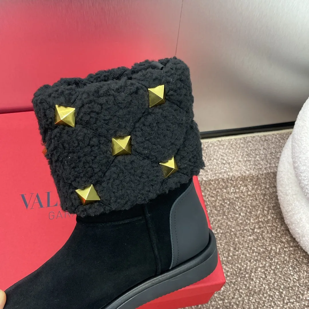 ANKLE STUDDED BOOTS IN BLACK SUEDE AND SHEARLING LINING