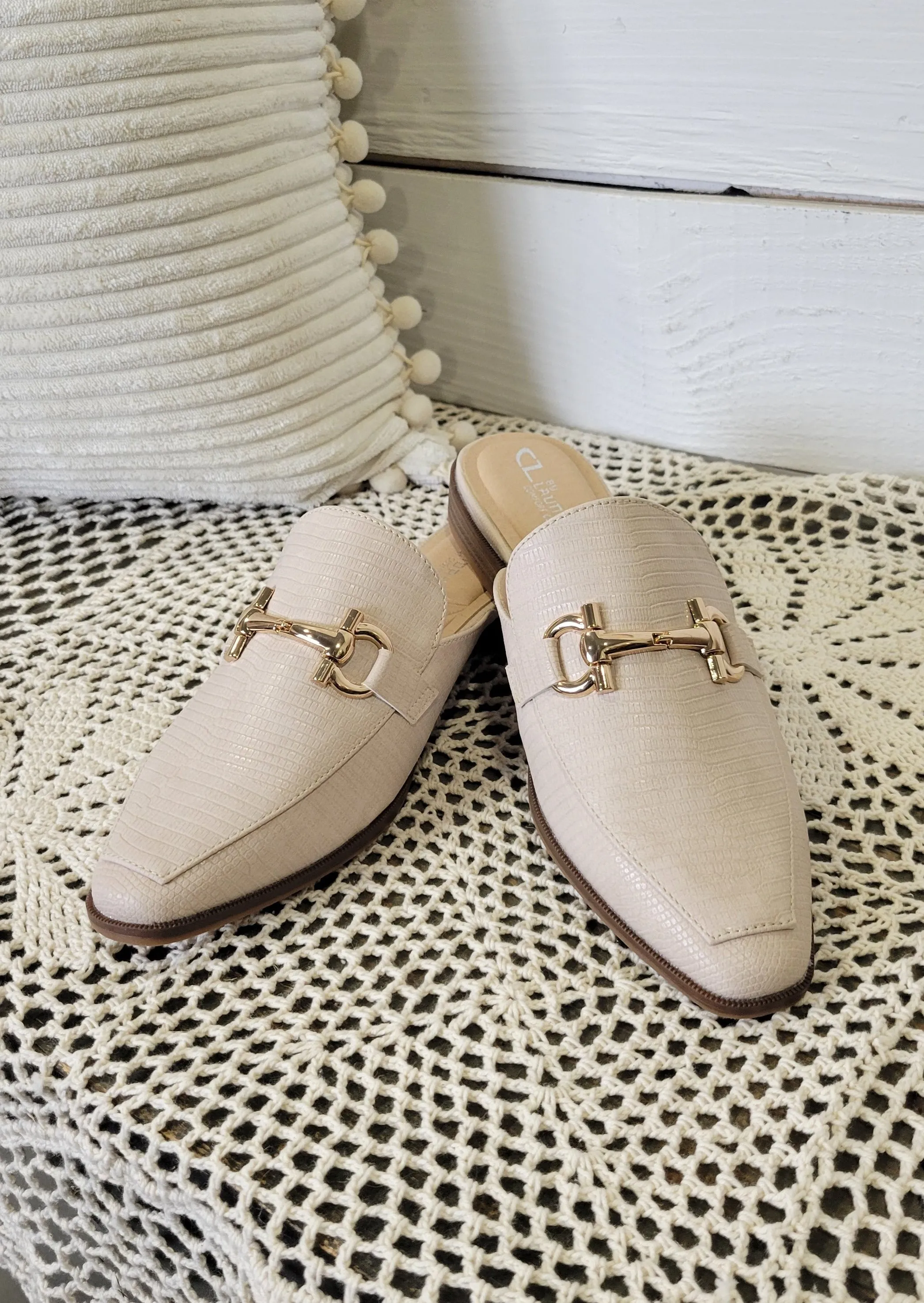 DELAINE CREAM MULE WITH GOLD ACCENT