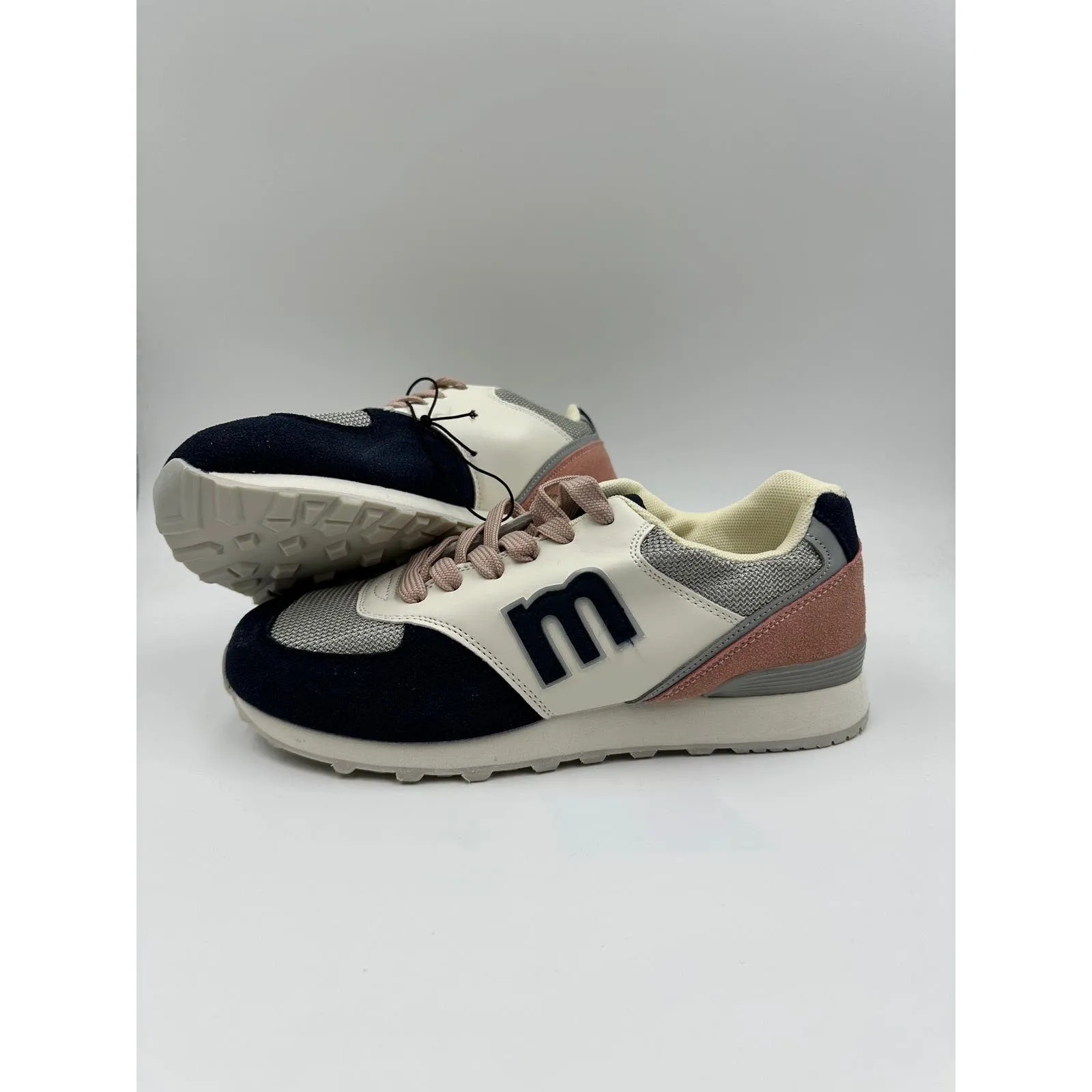 Women's Size 8, White, Navy and Salmon 70s Style Casual Sneaker